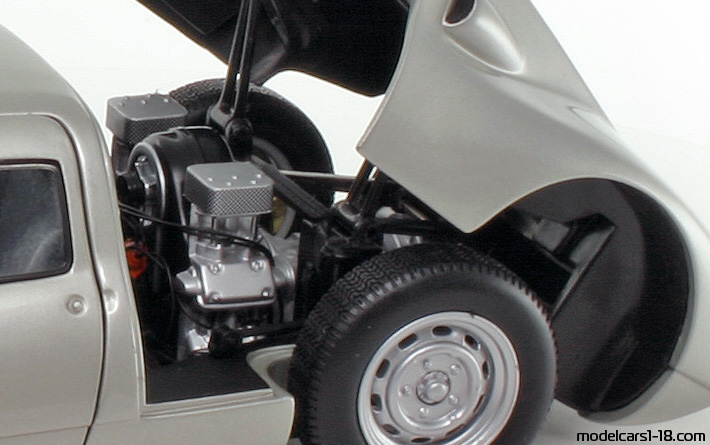 1964 - Porsche 904 Carrera GTS Minichamps 1/18 (Сребрист) Двигател