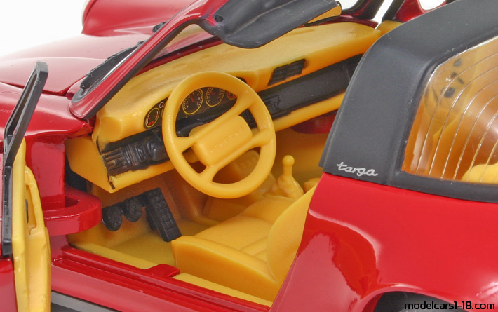 1989 - Porsche 911 Carrera 2 Targa (964) Anson 1/18 (Червен) Интериор арматурно табло