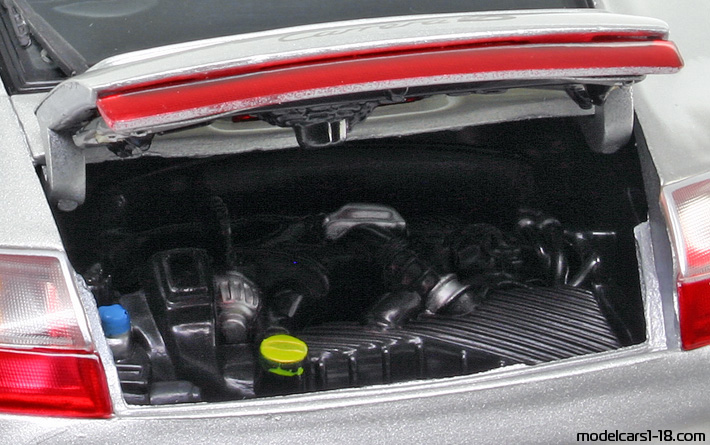 2002 - Porsche 911 Carrera 4S (996) Maisto 1/18 (Сребрист) Двигател