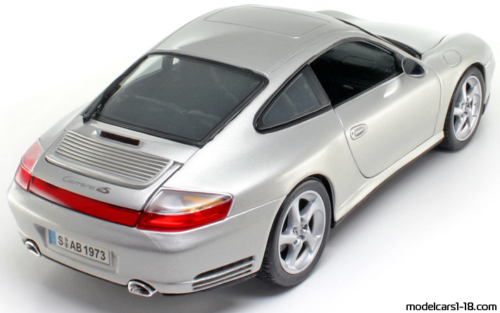2002 - Porsche 911 Carrera 4S (996) Maisto 1/18 (Сребрист) Задна дясна страна