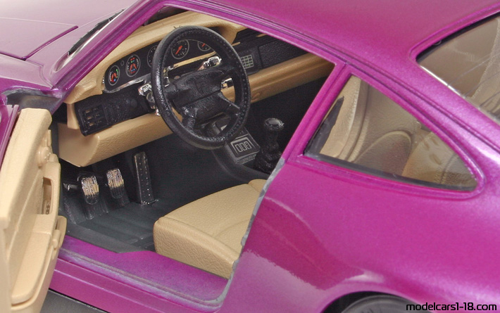 1993 - Porsche 911 Carrera (993) Bburago 1/18 (Лилав) Интериор арматурно табло