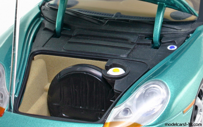 1997 - Porsche 911 Carrera (996) UT 1/18 (Зелен) Багажник / Отварящи се фарове