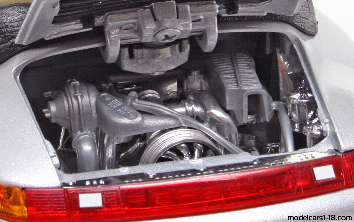 1994 - Porsche 911 Carrera Cabriolet (993) Bburago 1/18 (Сребрист) Двигател