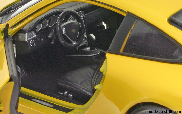 2004 - Porsche 911 Carrera S (997) Maisto 1/18 (Жълт) Интериор арматурно табло