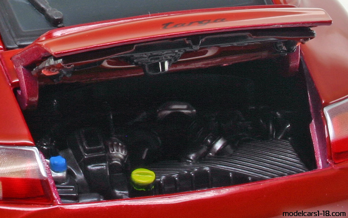 2001 - Porsche 911 Carrera Targa (996) Maisto 1/18 (Червен) Двигател