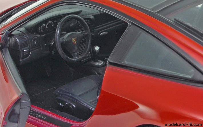 2001 - Porsche 911 Carrera Targa (996) Maisto 1/18 (Червен) Интериор арматурно табло