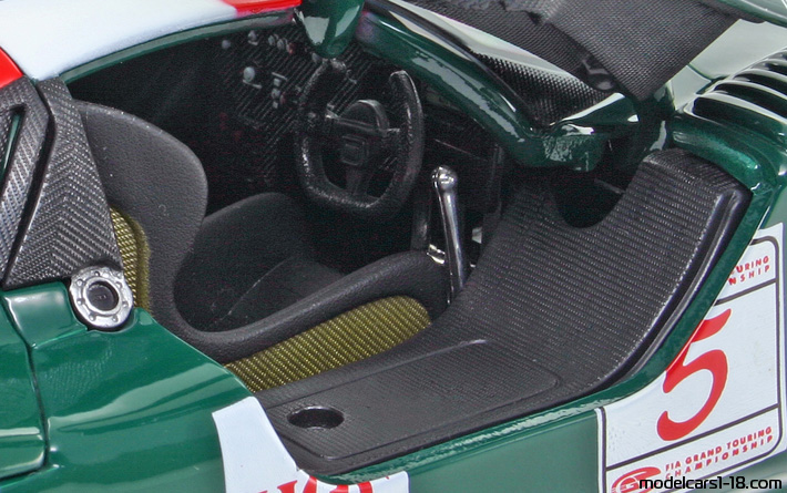 1998 - Porsche 911 GT1 Maisto 1/18 (Зелен / Червен) Интериор арматурно табло