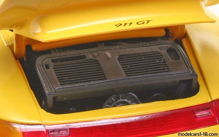 1995 - Porsche 911 GT2 (993) UT 1/18 (Жълт) Двигател