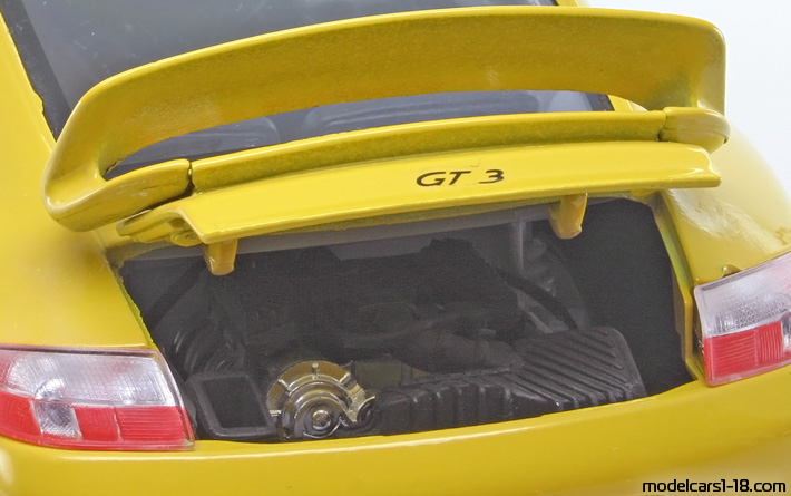 1997 - Porsche 911 GT3 (996) Bburago 1/18 (Жълт) Двигател