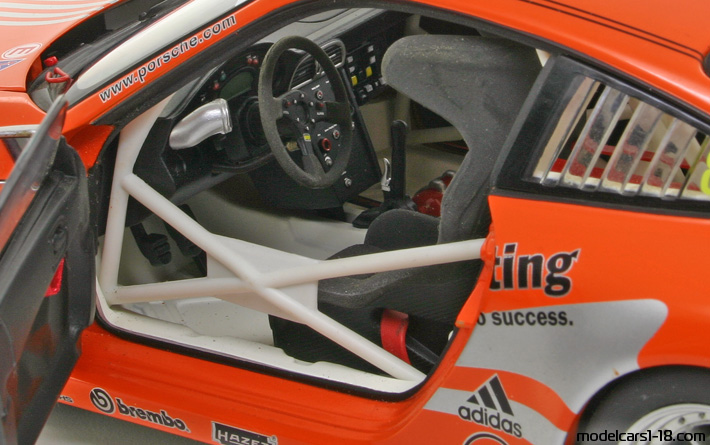 2006 - Porsche 911 GT3 Cup (997) AutoArt 1/18 (Оранжев / Сребрист) Интериор арматурно табло
