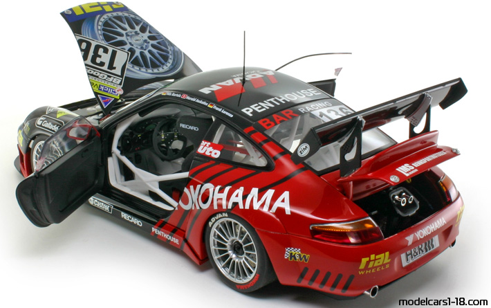 2005 - Porsche 911 GT3 RSR (996) AutoArt 1/18 (Черен / Червен) Отваряеми части