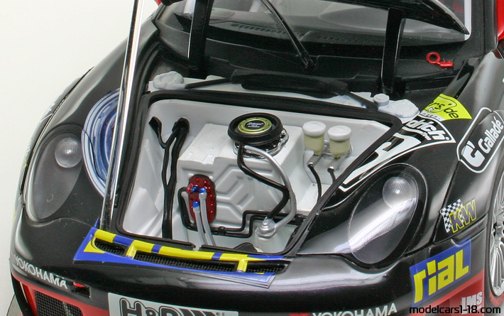 2005 - Porsche 911 GT3 RSR (996) AutoArt 1/18 (Черен / Червен) Багажник / Отварящи се фарове