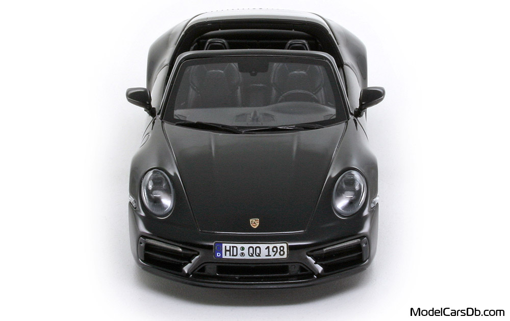 2021 - Porsche 911 Targa 4 GTS (992) Minichamps 1/43 (Черен) Предница