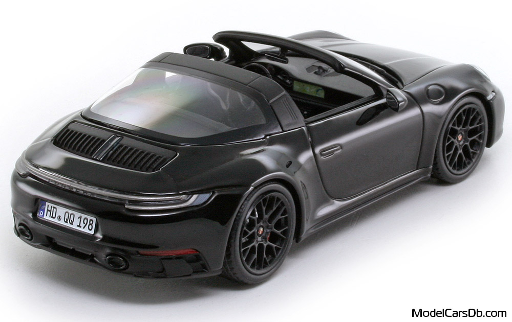2021 - Porsche 911 Targa 4 GTS (992) Minichamps 1/43 (Черен) Задна дясна страна