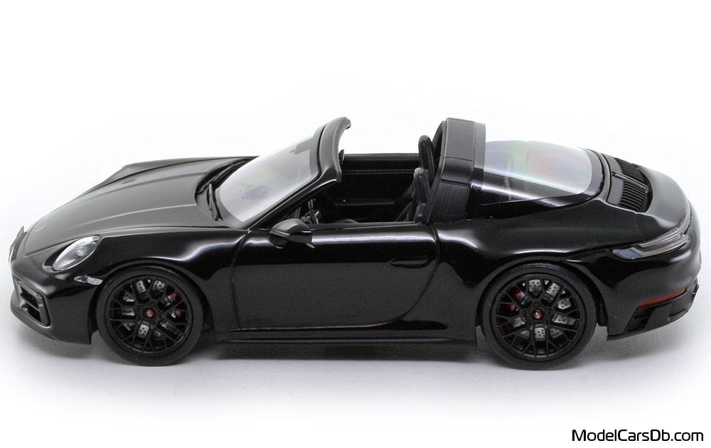 2021 - Porsche 911 Targa 4 GTS (992) Minichamps 1/43 (Черен) Страна