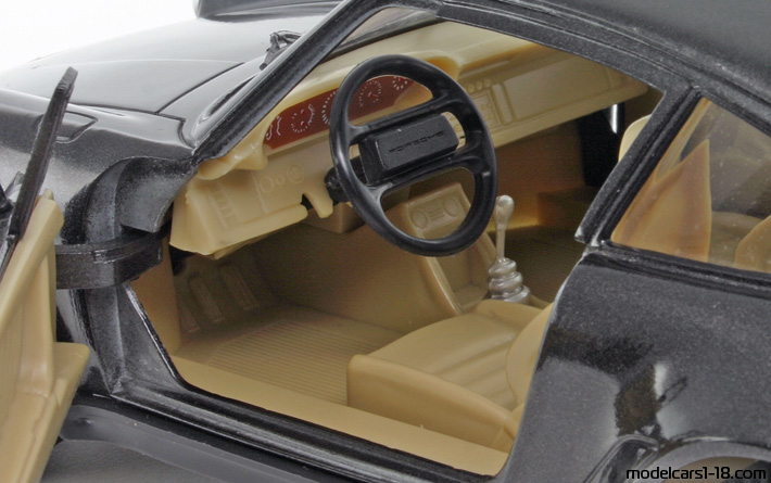 1985 - Porsche 911 Turbo 3.3 (930) Polistil 1/16 (Черен) Интериор арматурно табло