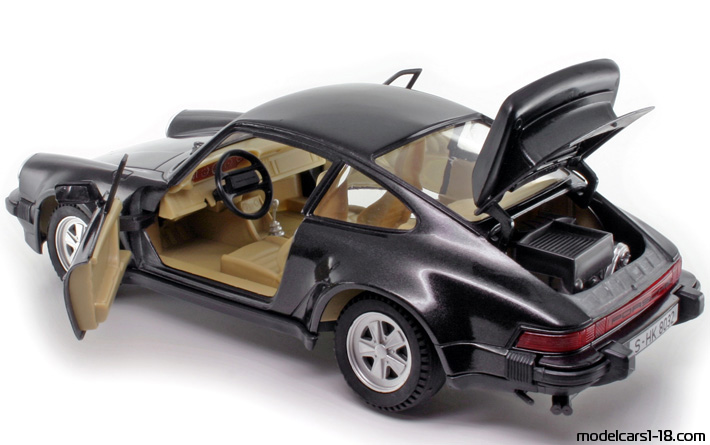 1985 - Porsche 911 Turbo 3.3 (930) Polistil 1/16 (Черен) Отваряеми части