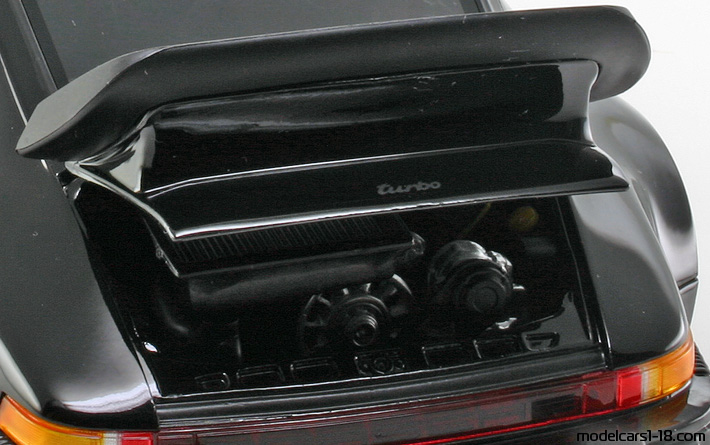 1987 - Porsche 911 Turbo 3.3 (930) Norev 1/18 (Черен) Двигател