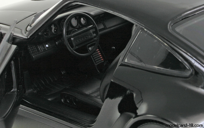 1987 - Porsche 911 Turbo 3.3 (930) Norev 1/18 (Черен) Интериор арматурно табло