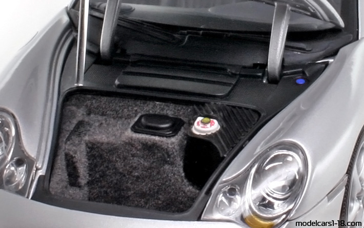 2000 - Porsche 911 Turbo (996) AutoArt 1/18 (Светло сребрист) Багажник / Отварящи се фарове