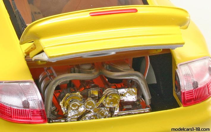 2000 - Porsche 911 Turbo (996) Welly 1/18 (Жълт) Двигател