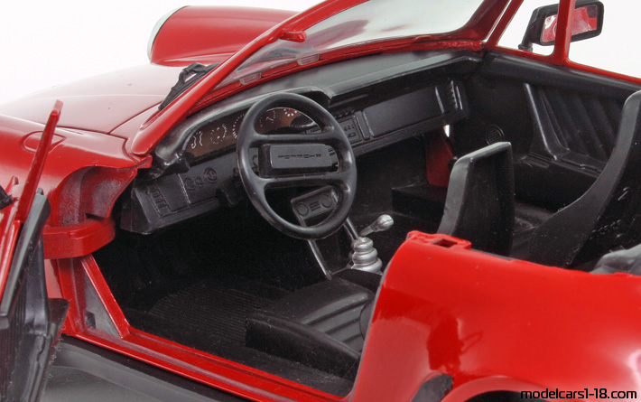 1987 - Porsche 911 Turbo Cabriolet 3.3 (930) Polistil 1/16 (Червен) Интериор арматурно табло