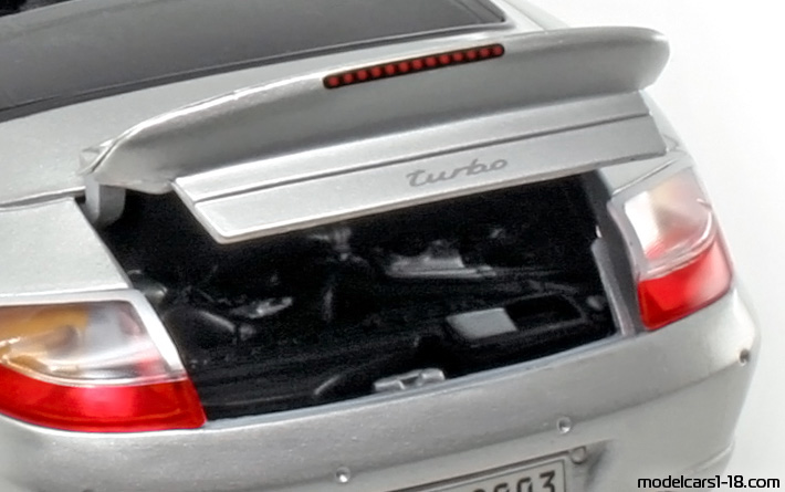 2004 - Porsche 911 Turbo Cabriolet (996) Maisto 1/18 (Сребрист) Двигател