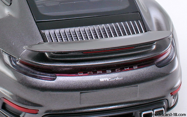 2020 - Porsche 911 Turbo S (992) Minichamps 1/18 (Сив) Двигател