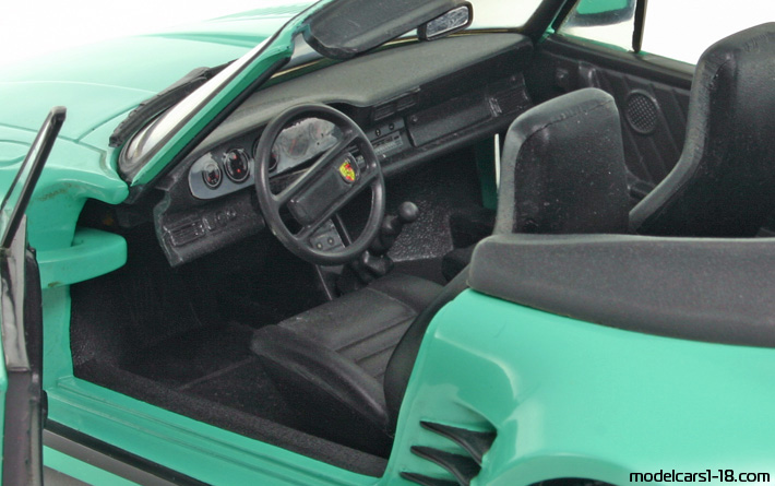 1977 - Porsche 911 Turbo SE Cabriolet 3.3 (930) Revell 1/18 (Зелен) Интериор арматурно табло