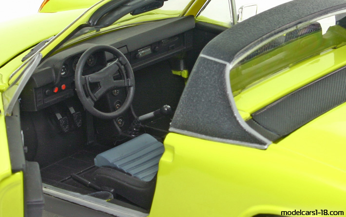 1969 - Porsche 914/4 Revell 1/18 (Жълт) Интериор арматурно табло