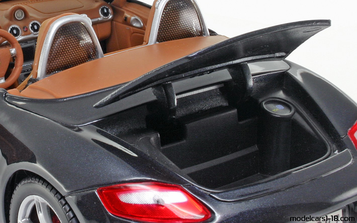 2009 - Porsche Boxster S (987) Maisto 1/18 (Черен) Двигател