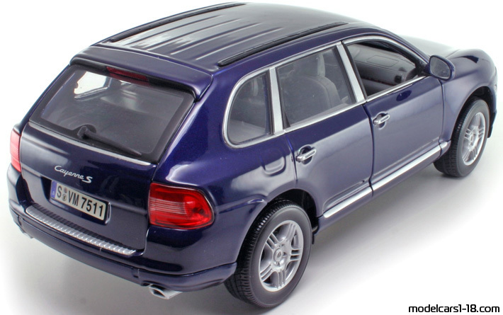 2002 - Porsche Cayenne S (9PA) Maisto 1/18 (Син) Задна дясна страна