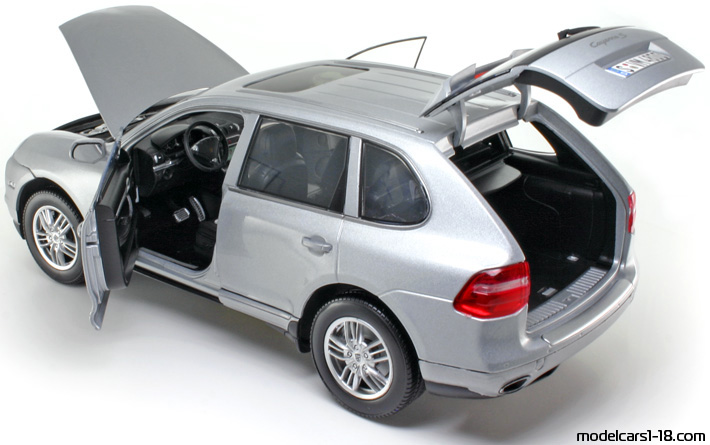 2007 - Porsche Cayenne S (9PA) Norev 1/18 (Сребрист) Отваряеми части
