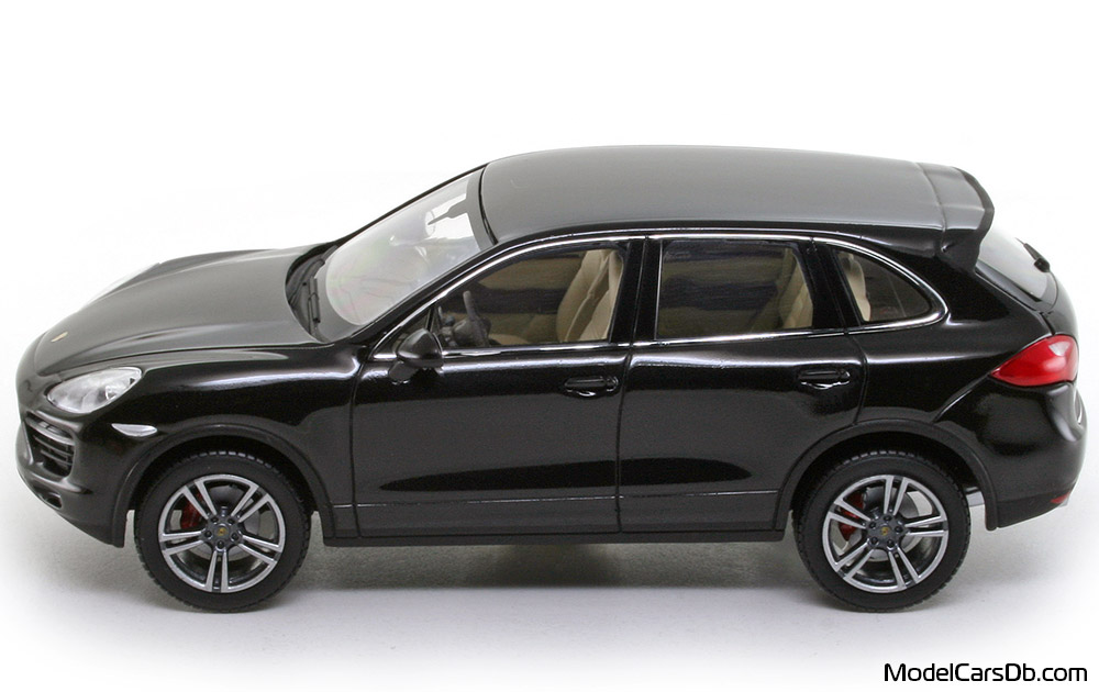 2010 - Porsche Cayenne Turbo (92A) Minichamps 1/43 (Черен) Страна