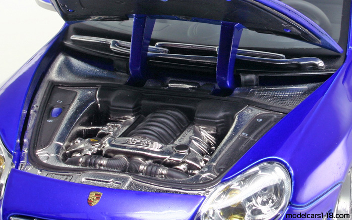 2002 - Porsche Cayenne Turbo (9PA) Maisto 1/18 (Син) Двигател