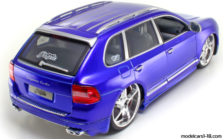 2002 - Porsche Cayenne Turbo (9PA) Maisto 1/18 (Син) Задна дясна страна