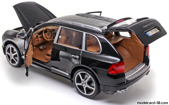 2002 - Porsche Cayenne Turbo (9PA) Maisto 1/18 (Черен) Отваряеми части