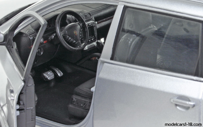 2002 - Porsche Cayenne Turbo (9PA) Maisto 1/18 (Сребрист) Интериор арматурно табло