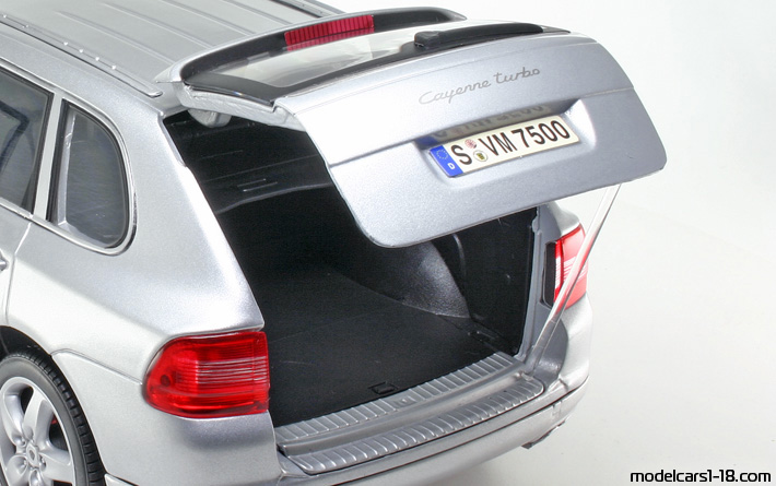 2002 - Porsche Cayenne Turbo (9PA) Maisto 1/18 (Сребрист) Багажник / Отварящи се фарове