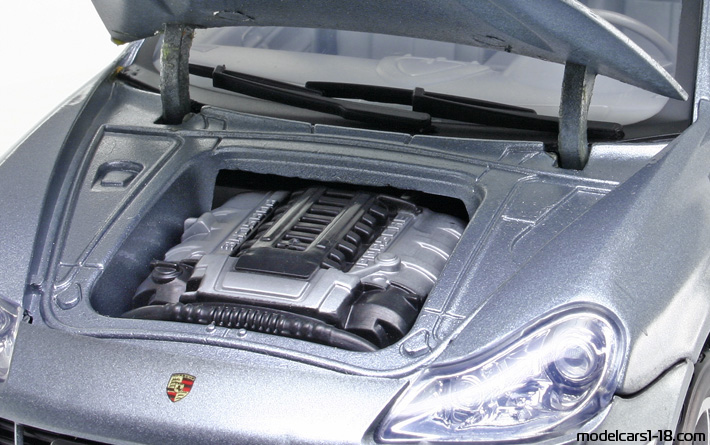2008 - Porsche Cayenne Turbo (9PA) Mondo Motors 1/18 (Сив) Двигател