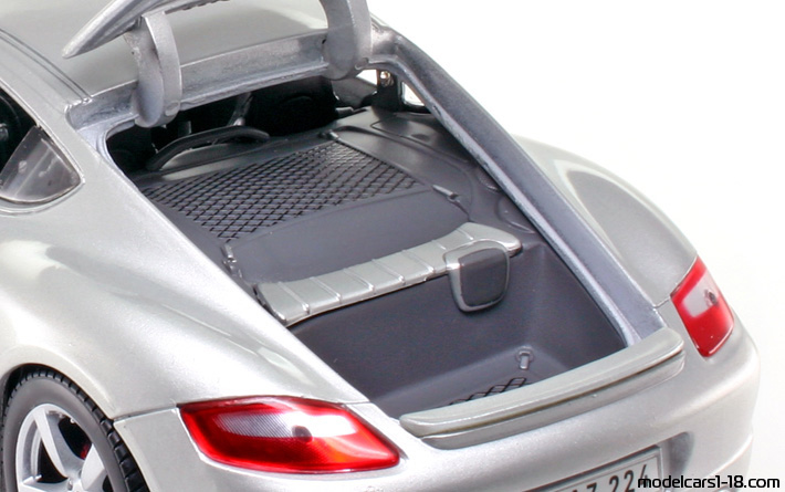 2005 - Porsche Cayman S (987) Maisto 1/18 (Сребрист) Двигател