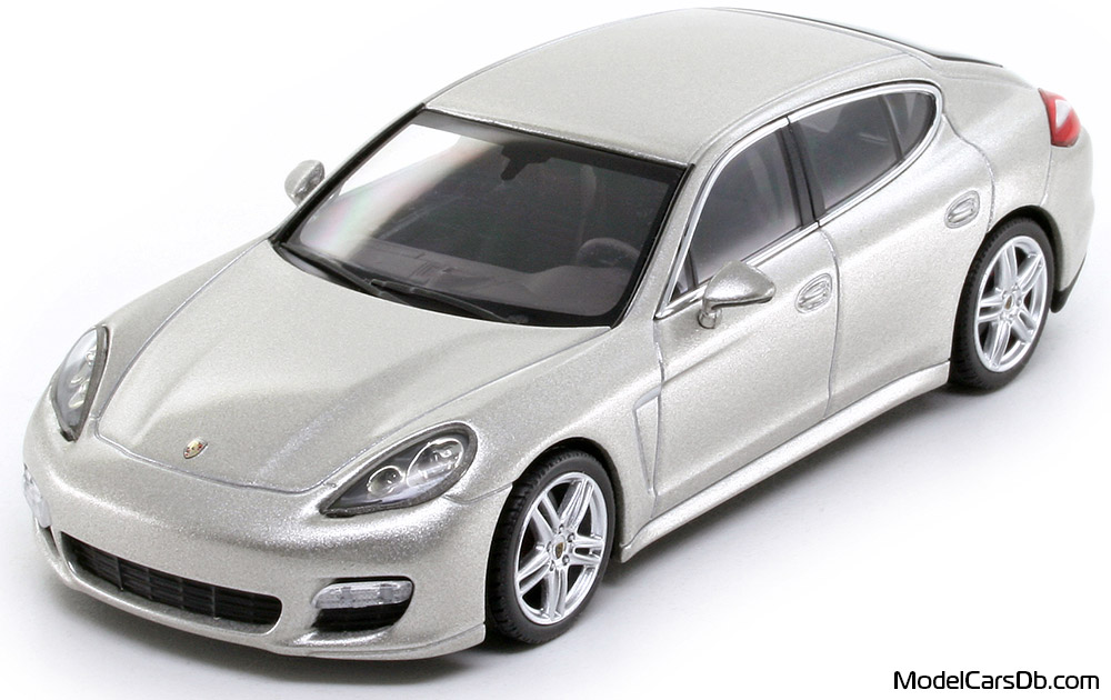 2013 - Porsche Panamera Turbo (970) Minichamps 1/43 (Сребрист) Предна лява страна