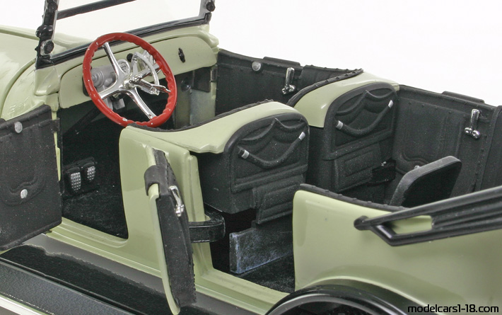 1917 - REO Touring Signature Models 1/18 (Червен / Черен) Интериор арматурно табло