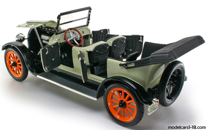 1917 - REO Touring Signature Models 1/18 (Червен / Черен) Отваряеми части