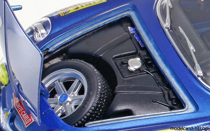 1971 - Renault Alpine A110 1600S Bburago 1/16 (Син / Бял) Багажник / Отварящи се фарове