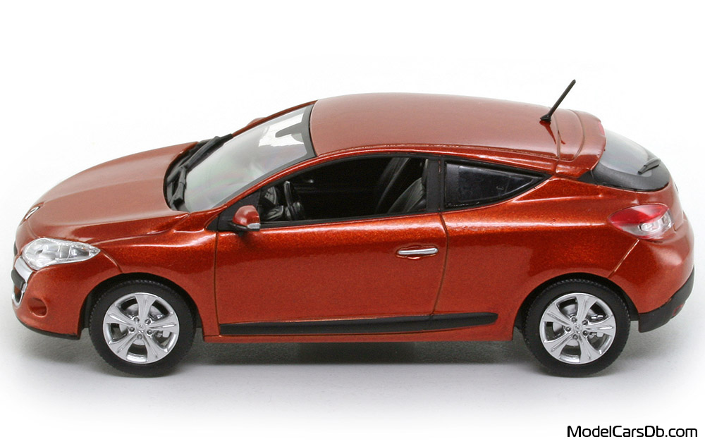 2009 - Renault Megane Norev 1/43 (Червен) Страна
