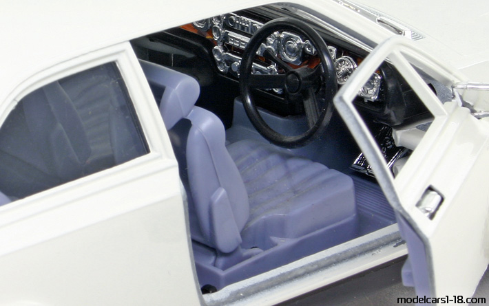 1976 - Rolls Royce Camargue Bburago 1/22 (Бял) Интериор арматурно табло