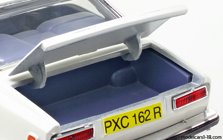 1976 - Rolls Royce Camargue Bburago 1/22 (Бял) Багажник / Отварящи се фарове
