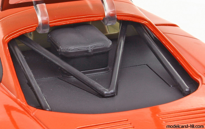 2000 - Saleen S7 Hot Wheels 1/18 (Оранжев) Двигател