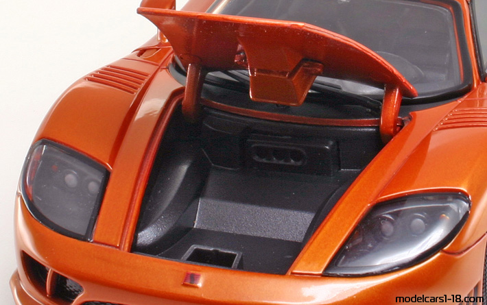 2000 - Saleen S7 Motor Max 1/18 (Оранжев) Багажник / Отварящи се фарове